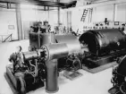 Elektriska maskiner.Turbogenerator 625 kVA för avtappning-mottryck vid Sulfitaktiebolaget Ljusnan, Vallvik. inrättad för 6 600 V, 50 p/s. Maskinen drives med ånga av 37 kg/cmÂ² vid 400-450°C och avtappning av ånga sker vid 9 kg/cmÂ² mottrycket i turbinavloppet är 2,3 kg/cmÂ².
Genom turbinens högtrycksdel passerar 34 t/h ånga och genom dess lågtrycksdel 26 t/h.