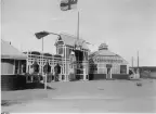 Industri- och Slöjdutställningen i Gefle 1901. Entrén till utställningen och administrationen. Bild från tidskriften Hemmets bildmaterial.