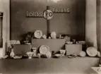 Produkter från Bobergs Fajansfabrik AB vid Bygge och Bo-utställningen i Borås 1930.
