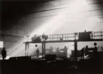 Industrihall och arbetare vid Hofors bruk.