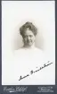 Porträtt av Anna Brändström (enligt text framsida kort).