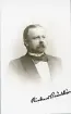 Porträtt av Rickard Brändström (enligt text framsida kort).