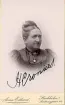 Porträtt av lärarinna Hedda Cronius. Text framsida kort: H. Cronius.