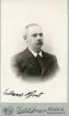 Porträtt av Edvard Hjort (enligt text framsida kort).