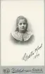 Porträtt av Greta Hjort 1899 (enligt text framsida kort).