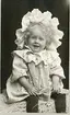 Porträtt av Eva Olin, 2 år 1904 (enligt text baksida kort).