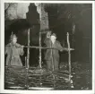 Skansen. Arbetsliv.  Enegärdsgård sätts upp vid Kyrkhultsstugan 1960. Lantbrukare Herman Eriksson från Åkeholm arbetar.