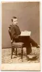 Porträtt på en pojke i helfigur.