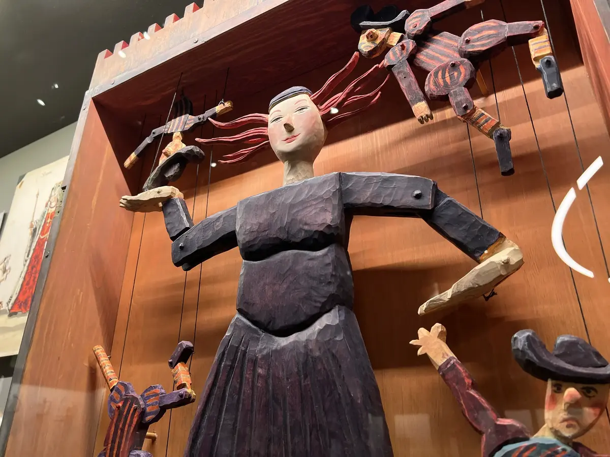 Skulpturer och figurer i snidat trä i utställningen Stora makter