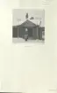Skansen. Byggnader. Dala- och Moragården under flytten och uppförandet. En kvinna står framför porten, julen 1930.