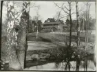 Skansen. Byggnader. Dala- och Moragården under flytten och uppförandet.