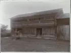 Skansen. Byggnader. Dala- och Moragården under flytten och uppförandet.
 Nåsboden.