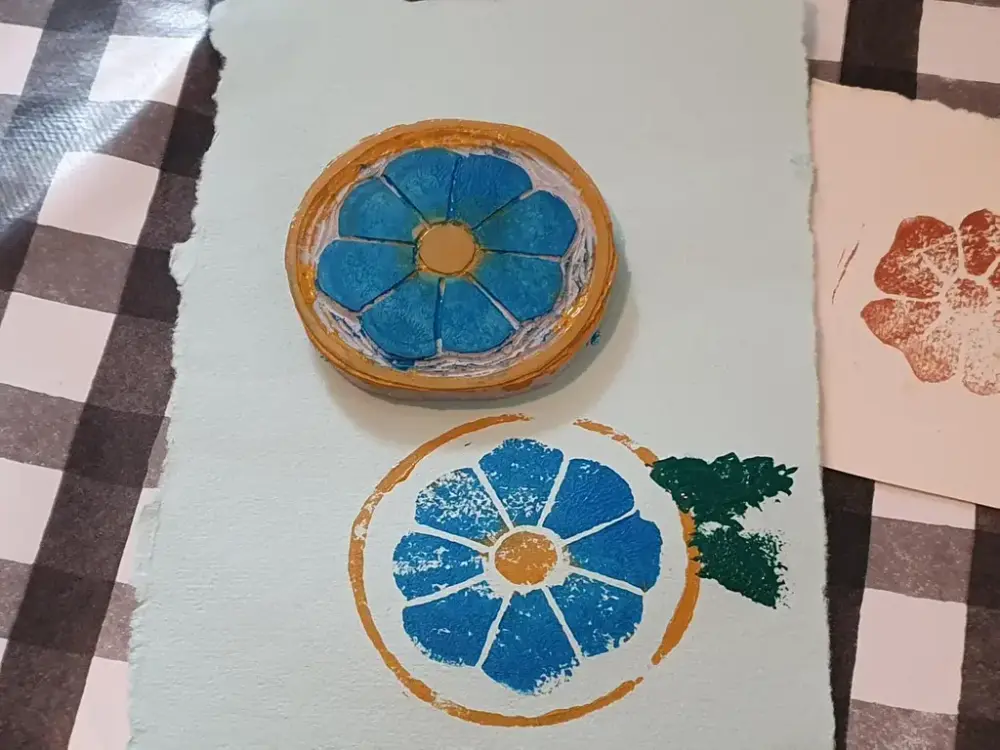 Egenlaget stempel skjært ut i linoleum kan lage vakre trykk.