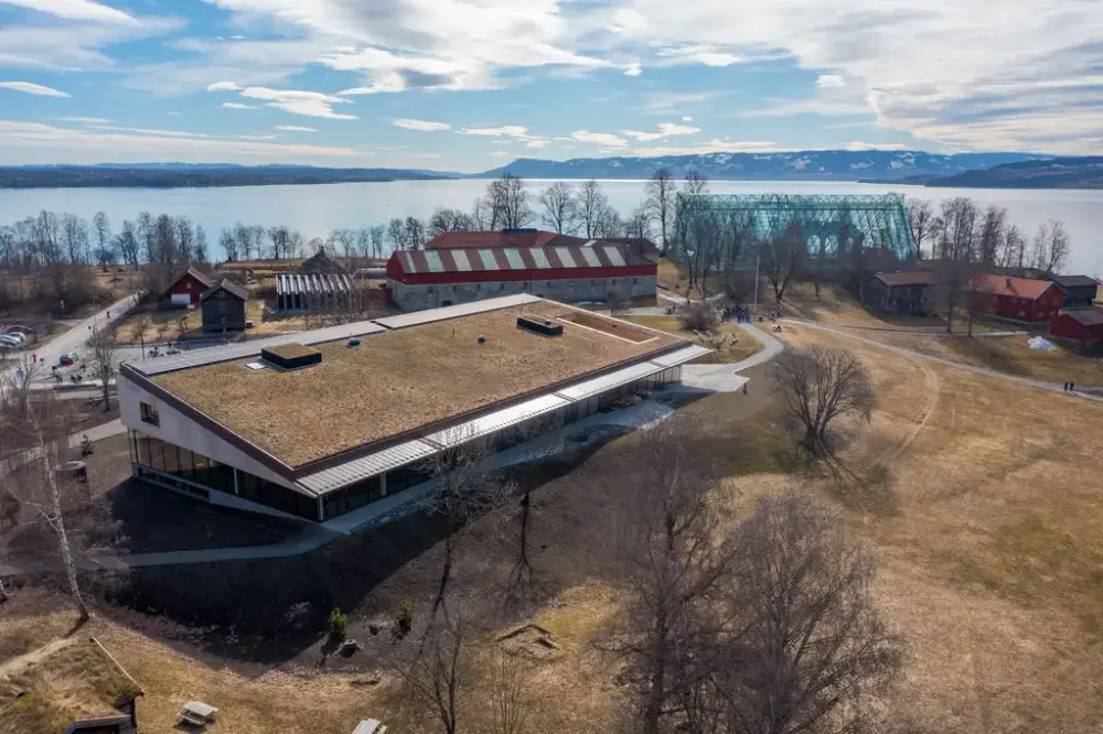 Dronefoto som viser museumsområdet på Domkirkeodden med de viktigste bygningene. Mjøsa i bakgrunnen.