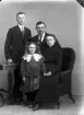 Porträtt av okänd familj.