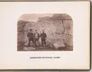 Tre av expeditionsmedlemmarna fotograferade framför bergsvägg. Fotografiet togs i samband med Spetsbergsexpeditionen 18721873, ledd av Adolf Erik Nordenskiöld.