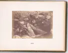 Vy över en anlagd grav i det steniga arktiska landskapet på Svalbard. Bilden togs under Spetsbergsexpeditionen 18721873, ledd av Adolf Erik Nordenskiöld.