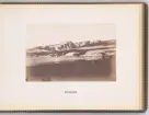 Vy över Heers Berg vid Green Harbour (Grønfjorden), västra Spetsbergen, Svalbard. Fotografiet togs under Spetsbergsexpeditionen 18721873 under ledning av Adolf Erik Nordenskiöld.