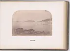 Vy vid Vogelsang (nuvarande Fuglesongen), en ö i nordvästra Spetsbergen, Svalbard. Ett fartyg syns i vattnet. Fotografiet togs i samband med Spetsbergsexpeditionen 18721873, ledd av Adolf Erik Nordenskiöld.