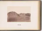 Vy vid Vogelsang (nuvarande Fuglesongen), en ö i nordvästra Spetsbergen, Svalbard. Fotografiet togs i samband med Spetsbergsexpeditionen 18721873, ledd av Adolf Erik Nordenskiöld.