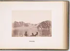 Vy vid Vogelsang (nuvarande Fuglesongen), en ö i nordvästra Spetsbergen, Svalbard. I förgrunden syns tre personer. Fotografiet togs i samband med Spetsbergsexpeditionen 18721873, ledd av Adolf Erik Nordenskiöld.