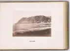 Vy över Gråhuken (Grey Hook) på norra Spetsbergen. Fotografiet togs i samband med Spetsbergsexpeditionen 18721873, ledd av Adolf Erik Nordenskiöld.