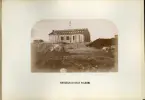 Vy över uppförandet av expeditionens vinterkvarter Polhem i Mosselbukten på Spetsbergen. Vinterstationen anlades under Spetsbergsexpeditionen 18721873, ledd av Adolf Erik Nordenskiöld, efter att expeditionen till följd av svåra isförhållanden tvingats övervintra i området.