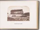 Vinterkvarteret Polhem i Mosselbukten på Spetsbergen, byggt under den Spetsbergsexpeditionen 18721873 som leddes av Adolf Erik Nordenskiöld. Flera expeditionsmedlemmar står och sitter utanför trähuset.
