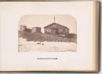 Vy över vinterkvarteret Polhem i Mosselbukten på Spetsbergen, uppfört under Spetsbergsexpeditionen 18721873 som leddes av Adolf Erik Nordenskiöld.