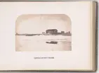 Vy över expeditionens vinterkvarter Polhem i Mosselbukten på Spetsbergen, uppfört under Spetsbergsexpeditionen 18721873 ledd av Adolf Erik Nordenskiöld efter att expeditionen tvingats övervintra i området på grund av svåra isförhållanden.
