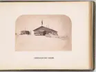 Vy över expeditionens vinterkvarter Polhem i Mosselbukten på Spetsbergen, uppfört under Spetsbergsexpeditionen 18721873 ledd av Adolf Erik Nordenskiöld efter att expeditionen tvingats övervintra i området på grund av svåra isförhållanden.