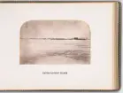 Vy över expeditionens vinterkvarter Polhem i Mosselbukten på Spetsbergen, uppfört under Spetsbergsexpeditionen 18721873 ledd av Adolf Erik Nordenskiöld efter att expeditionen tvingats övervintra i området på grund av svåra isförhållanden.