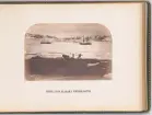 Ångfartyget ONKEL ADAM och briggen GLADAN fastfrusna i packisen under Adolf Erik Nordenskiölds Spetsbergsexpedition 18721873. Fartygen användes för transport av material, proviant och utrustning samt som stöd för expeditionen under färden. På stranden syns två expeditionsmedlemmar och en hund.