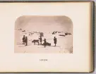Titeln är återgiven efter originalfotografi taget under Spetsbergsexpeditionen 18721873, ledd av Adolf Erik Nordenskiöld, och bevarat i expeditionens album. I motivet syns fem samer tillsammans med en ren och en släde, använda för färd och transport över snö och is.