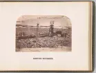 Magnetiska mätinstrument uppställda på stenig strand under Spetsbergsexpeditionen 18721873 ledd av Adolf Erik Nordenskiöld. Instrumenten användes för vetenskapliga observationer och mätningar.