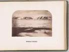 Vy över Mosselbukten och Rissfjell på Spetsbergen, fotograferad under Spetsbergsexpeditionen 18721873 ledd av Adolf Erik Nordenskiöld.