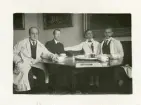 Gruppfoto av kollegor i samtal med bl a Philibert Humbla till vänster i bild.