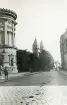 Bild av Lunds domkyrka taget från Kyrkogatan med de karaktäristiska två tornen.