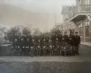 2. kompaniet vid Jönköpings regemente. Gamla indelta soldater utanför fotograf Bror Malmquist villa i Skillingaryd.