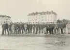 Blandad grupp befälspersoner på ong 3 kaserngård i boden, c:a 1910.