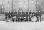 Smålands arméartilleriregementes (A 6) musikkår framför kasernbyggnaden i Jönköping.
Främre raden från vänster: Carl Weding; Svedin; musikdirektör Enoch Nilsson.
Bakre raden: 9:e fr.v. Oscar Petersson; Åke Modin.