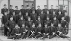 Jönköpings regementes underofficerskår framför Underofficersmässen (numera riven) i Skillingaryd.
I mitten regementschefen August Åstrand, c:a 1900.