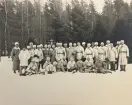 Oidentifierad officersgrupp klädda i päls.
