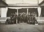 Smålands artilleriregementes officerskår framför Officersmässen på Östra lägret, Skillingaryd, c:a 1910.