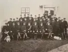 Andra Göta artilleriregementets officerare vid förläggning i Skillingaryd regementetsmötet 1902.
Sittande fr.v: lt S. Arfwidsson; kn G.A. Petersohn; G. Axelsson; G. Åhlund; reg-läk E. Zetterberg; övlt O.J. Schreiber; C Grönwall (tjf regch) och mj T. Wrangel.
Andra raden fr.v: undlöjtn S. Schreiber; W. östlund; J. Tengberg; 
E. Brehmer; lt C.G Follin; E. Brusewitz (regadj); kn Hj. Nordenfeldt (regkvartm); N. Hessle; A. Rudling; lt B. Andrén; batläk S. Nyhlén; regvet A. Sandblad; undlöjtn G. Nordeman; C. Pfeiff; Hj. Palmstierna (ytterst).
Övre raden fr.v: undlöjtn C. Grönwall; S. Stjernstedt; K. Lindvall; H. Kolthoff; lt V. Key, I 4; kn U. Murray; O. Toll; G. Hyltén-Cavallius; lt N. Grahl (högst upp); A. Jerling; G. Sandell; E. Åkerhielm; A. Nordenskjöld; batvet J. Hederstedt och okänd.