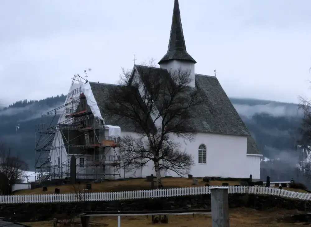 Ulnes kyrkje med stillas