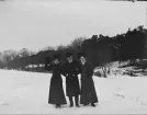 Två kvinnor står armkrok med en man, Polacksbacken, Uppsala