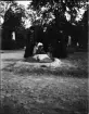 Kvinnor och man vid en grav, Uppland