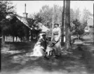 Familj i trädgård, Uppland