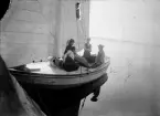 Tre kvinnor och en man i segelbåt, Uppland